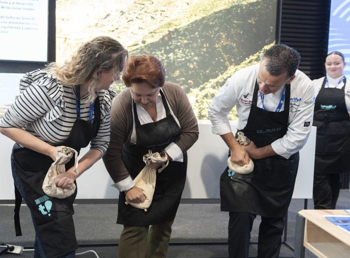 Varios ponentes y participantes, en un taller de gofio. | EL DÍA