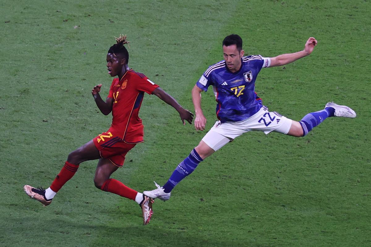 FIFA World Cup 2022 - Group E Japan vs Spain. Nico Williams y Maya Yoshida en acción.