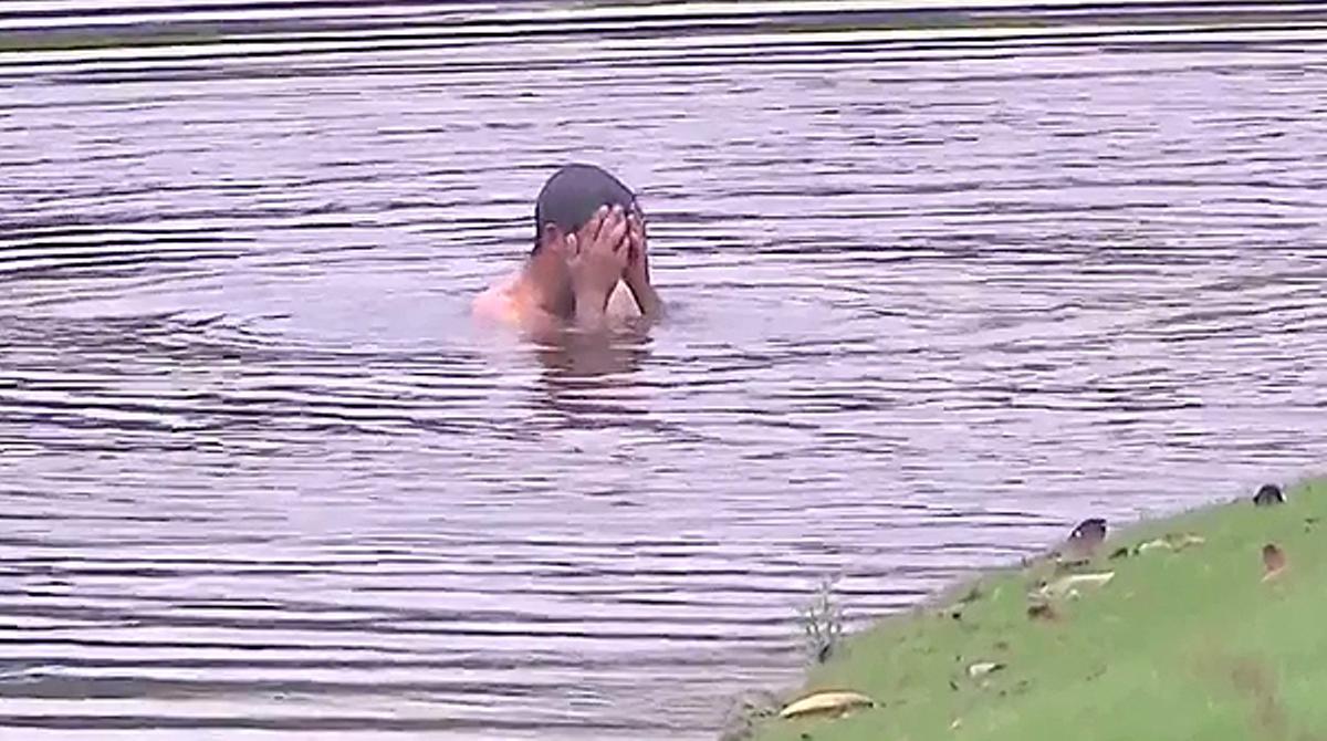 El golfista catalán espanta a una avispa con la mano y enfurence al resto, por lo que se ve obligado a lanzarse al agua.