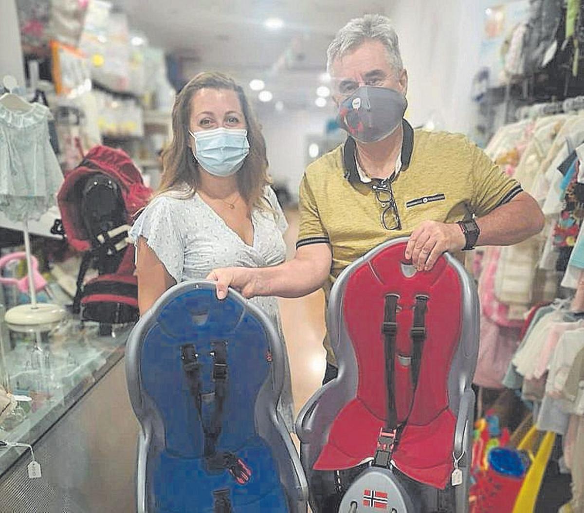 Eli, en su tienda de compraventa de artículos seminuevos de bebés.