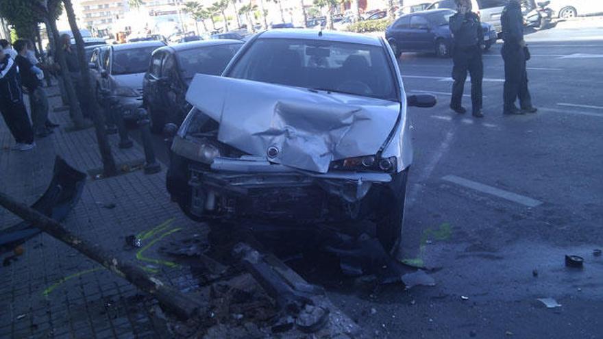 Un delincuente ebrio y sin carné destroza siete vehículos huyendo de la Guardia Civil