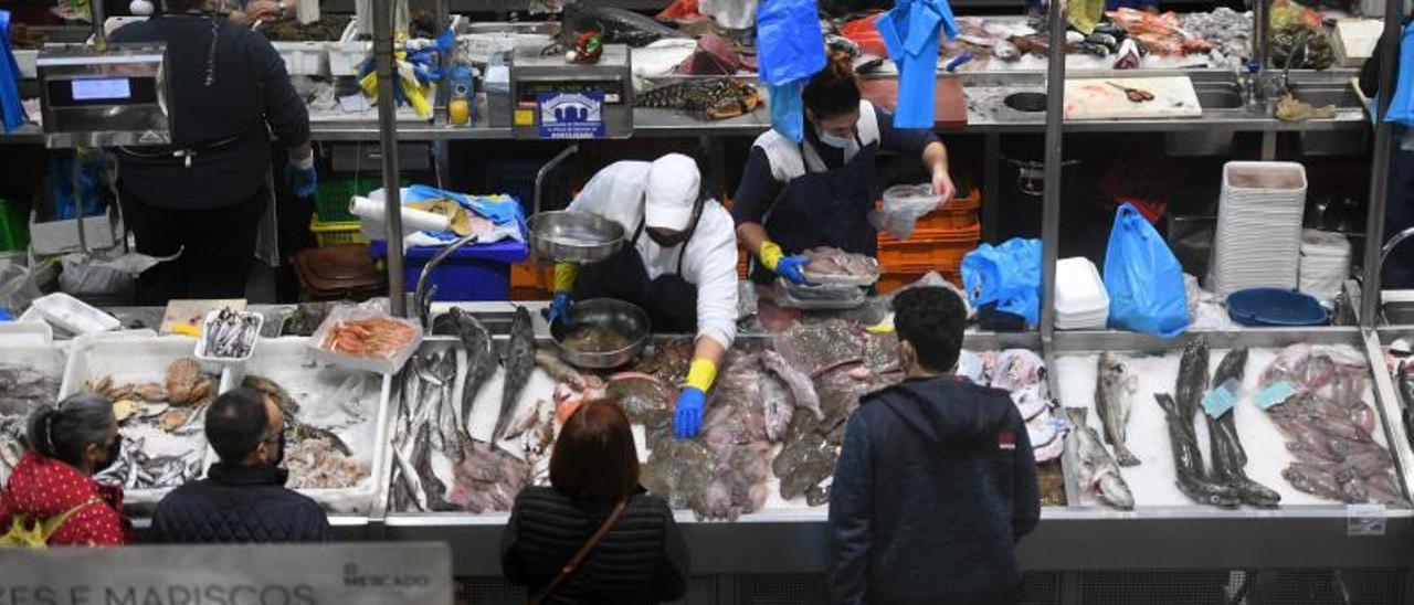 Puestos de venta de pescado y marisco en un mercado de Pontevedra. | GUSTAVO SANTOS