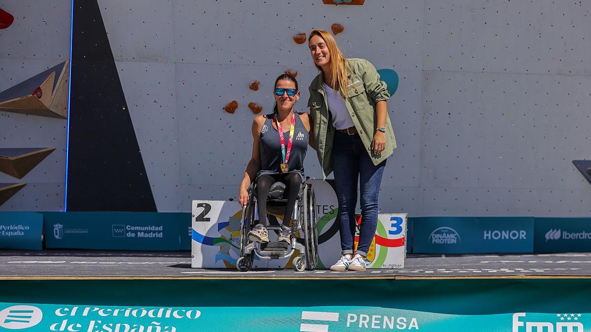 Andrea Sánchez Barrio, responsable de Patrocinio Deportivo de Iberdrola España, entrega la medalla a la Paraescaladora Julia Castelló