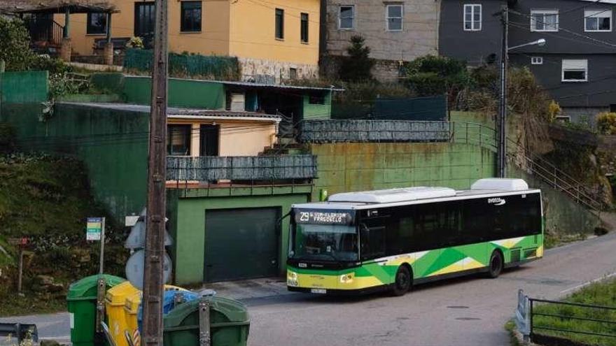 El bus de la ruta circular 29, que conectaría la parroquia de Chandebrito con Vigo, a su paso por Fragoselo. // José Lores