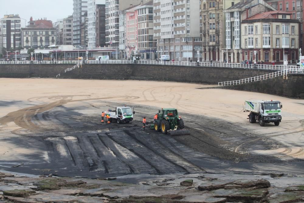 Limpieza de carbón en la playa de San Lorenzo