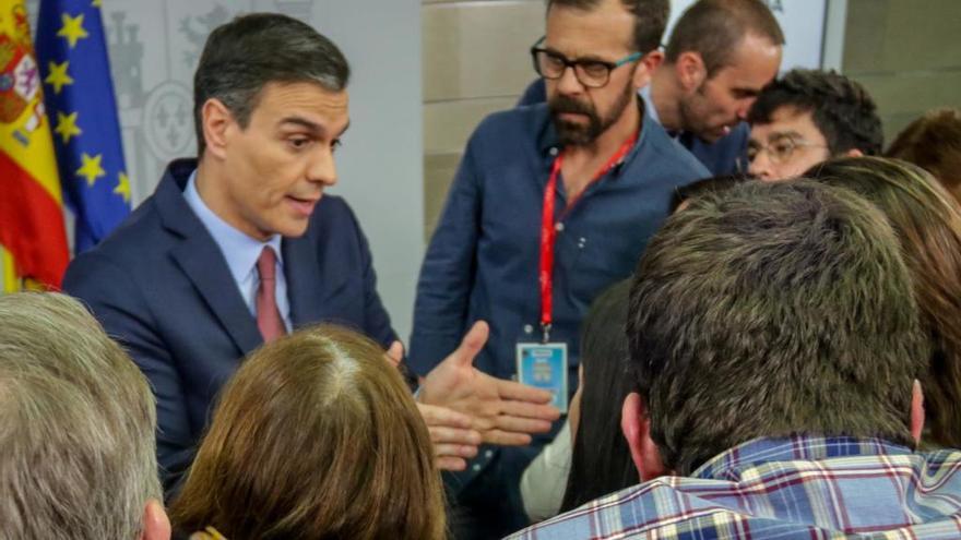 El president Sánchez parlant amb periodistes.