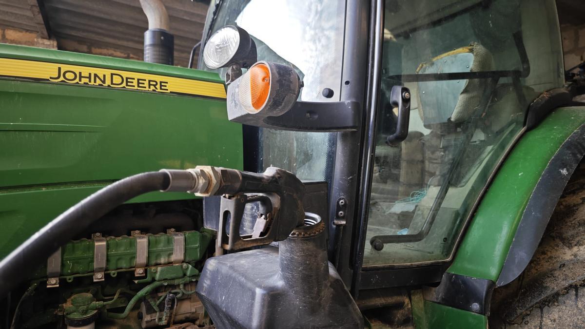 Suministro de gasóleo a un tractor.