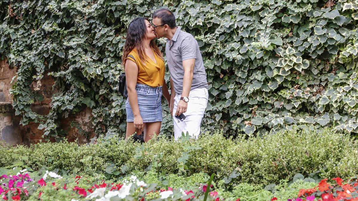 Vicente Medina y Lima Díaz muestran su amor en el Jardín de Doña Cristina de Ulloa.