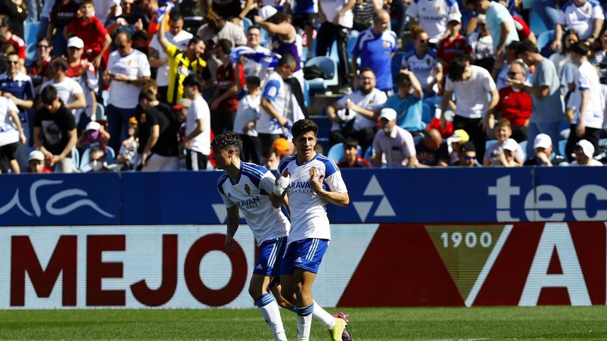 Giuliano Simeone celebra con Francés el golazo marcado al Leganés en la 22-23.