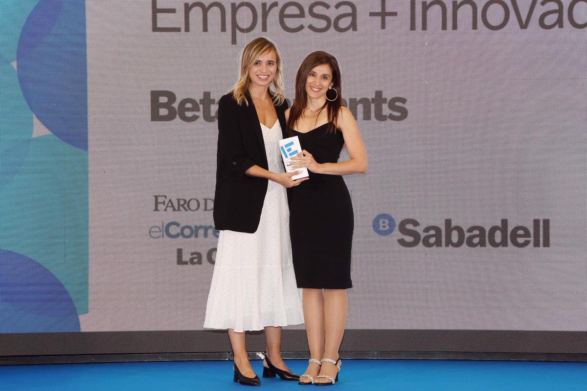 La fundadora y CEO de Beta Implants, Bibiana Rodiño, exhibe el premio a la empresa más innovadora al lado de Leticia Pastor, Client Management Director Zona Norte de Úbico.