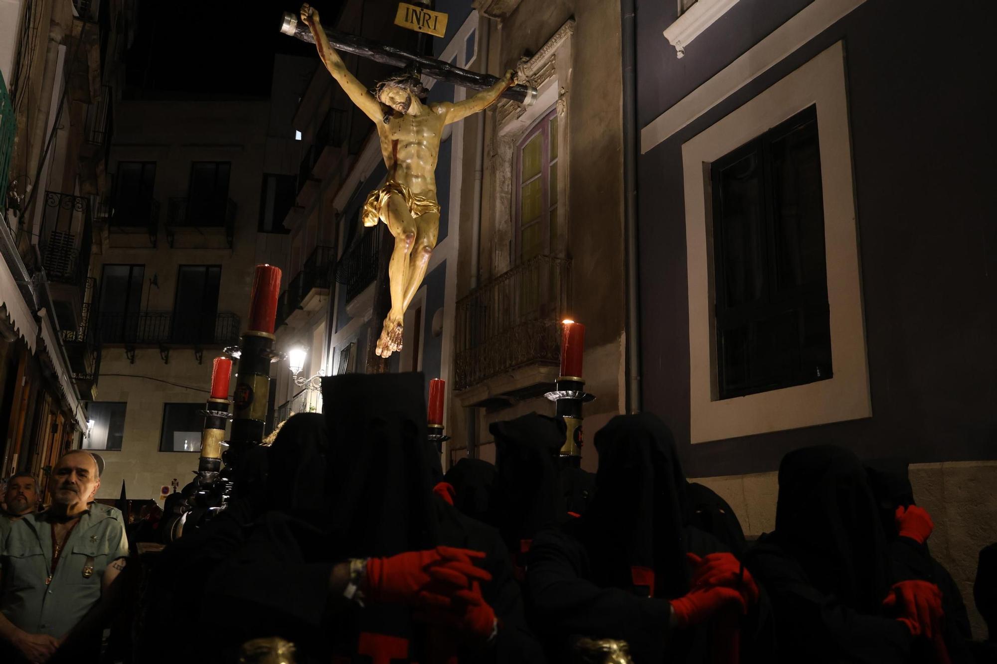 El Cristo de la Buena Muerte reina en el Jueves Santo de Alicante