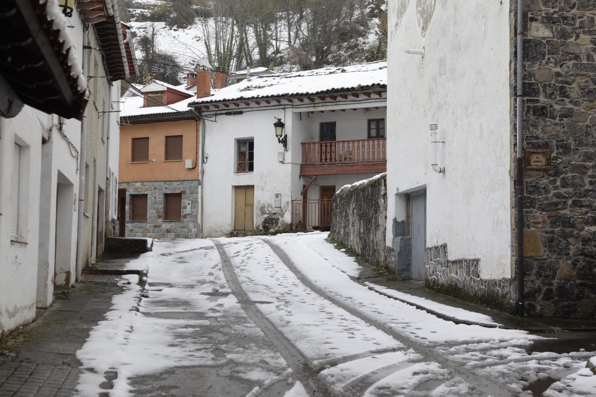 Temporal en Asturias: Así luce el pueblo de Tarna bajo un gran manto blanco