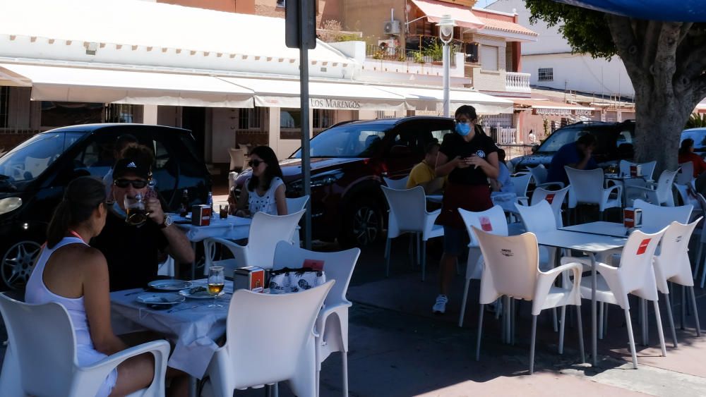 Otra jornada calurosa, prácticamente veraniega, en Málaga capital, donde chiringuitos y terrazas van recobrando su actividad paulatinamente a la espera de que la ciudad entre por fin en la fase 2 de la desescalada hacia la nueva normalidad.