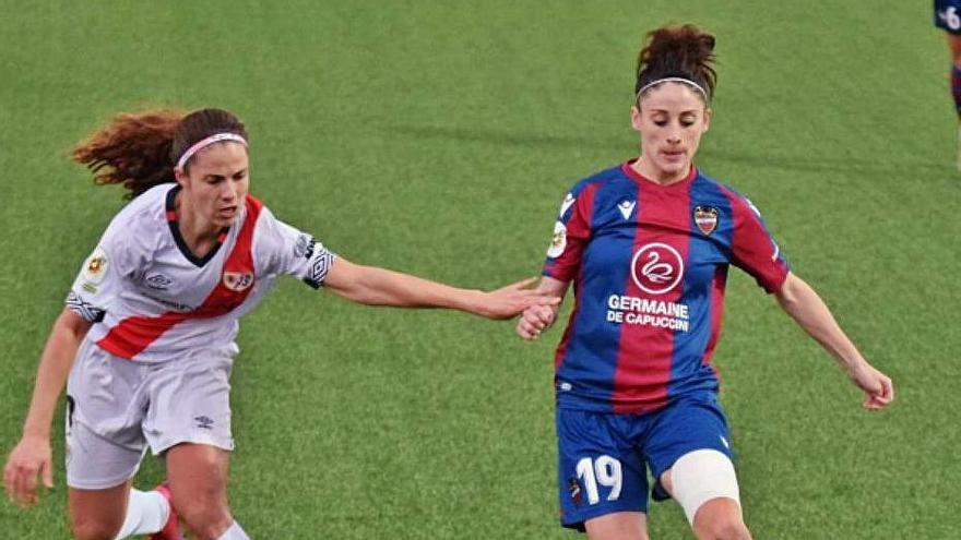 Esther conduce la pelota, ayer en Madrid. | LEVANTEUD.COM