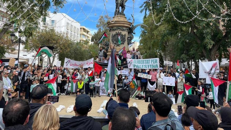 Más de 500 personas exigen en Ibiza el fin de la guerra y del &quot;genocidio&quot; en Palestina