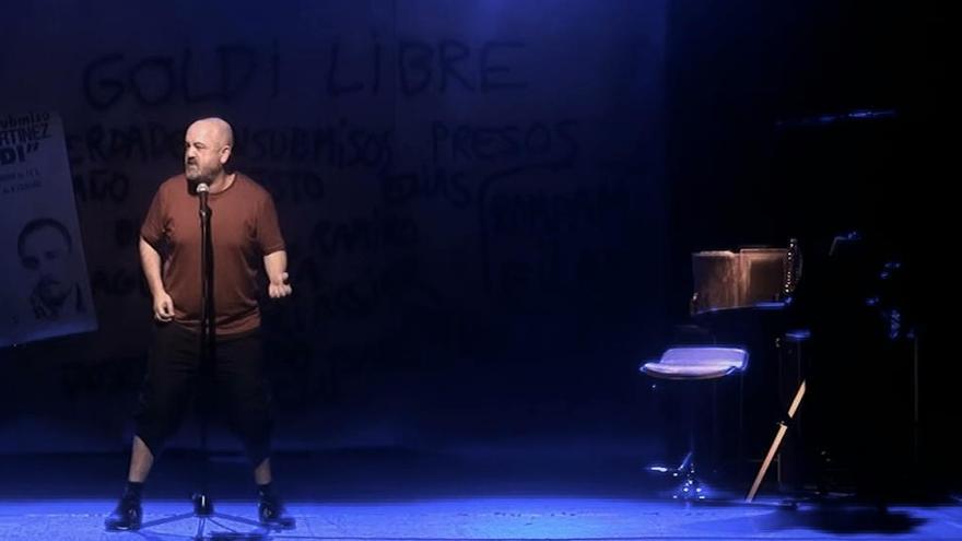 César Goldi, en escena, en una imagen promocional.
