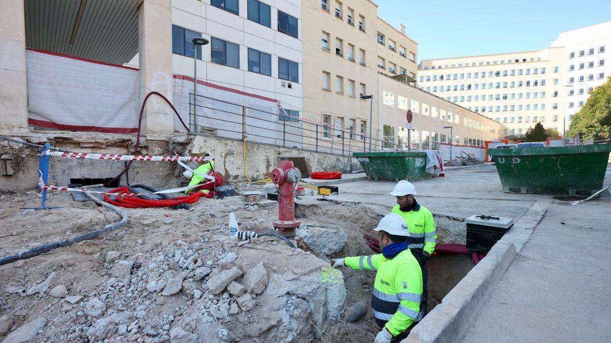 Uno de los fosos en el recinto del Hospital Dr Balmis para la nueva resonancia