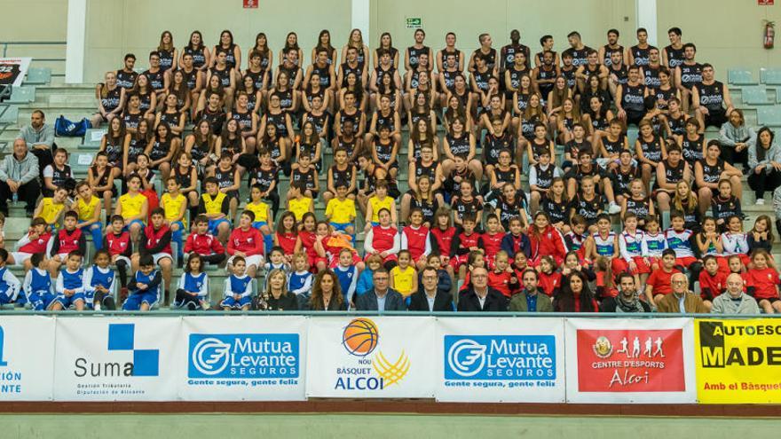 El Nou Bàsquet Alcoi reúne a 200 jugadores en la presentación oficial