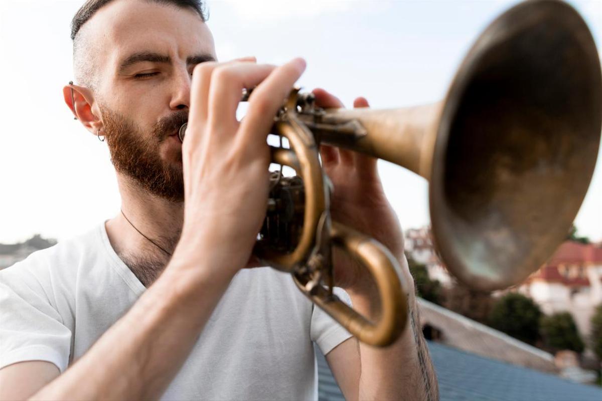 Joven tocando el bugle