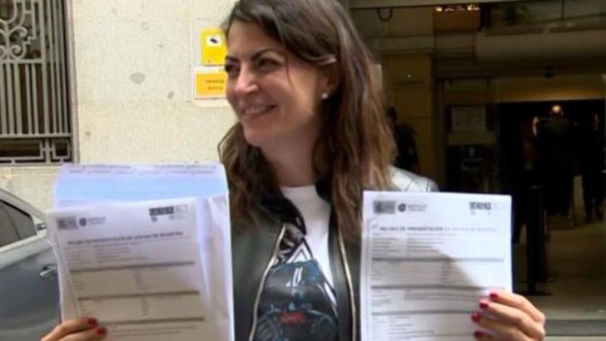 "A la carrera y sin maquillar": así ha llegado Macarena Olona al Ministerio para registrar su partido