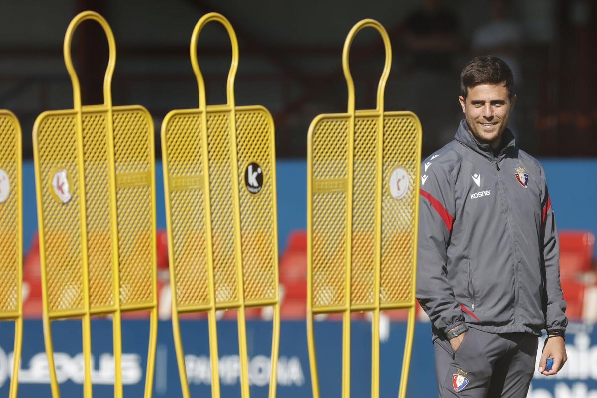 El entrenador de Osasuna Alessio Lisci, dirige en las instalaciones de Tajonar el entrenamiento del equipo rojillo