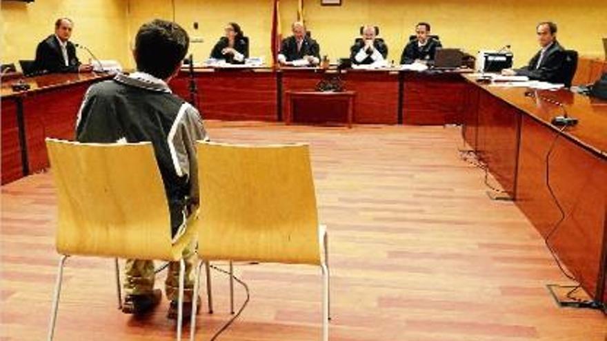 L&#039;acusat d&#039;agredir sexualment una nena a Olot durant el judici celebrat ahir a l&#039;Audiència Provincial.