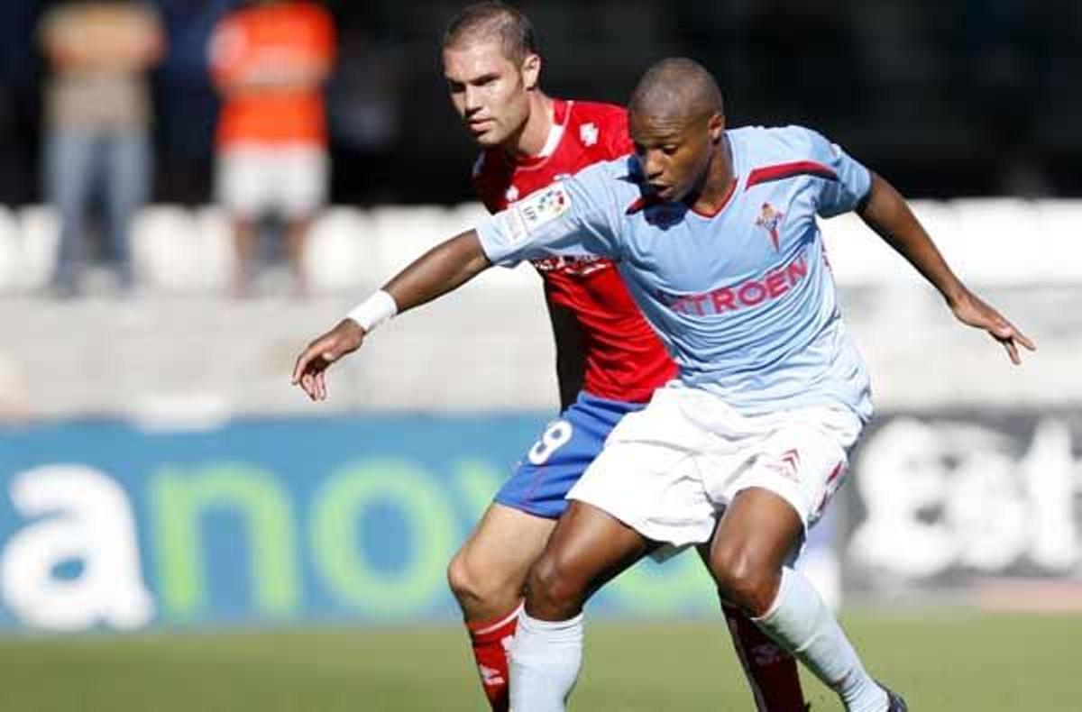 Vasco Fernandes trata de alcanzar un balón perseguido por el jugador del Numancia Nano.