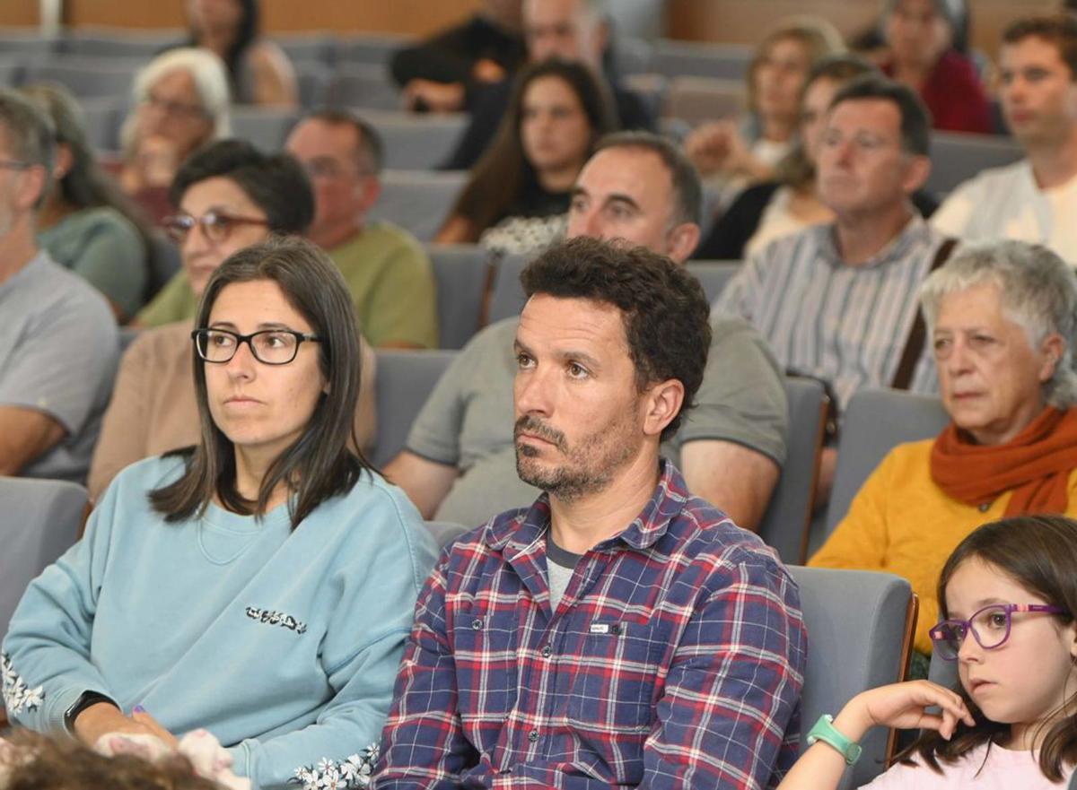 Público presente que sigue las explicaciones en la presentación.   | //  PABLO H.
