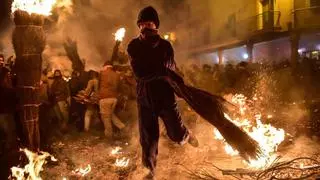 Los Escobazos iluminan la devoción de La Vera: 12.000 personas dan calor a la noche de Jarandilla