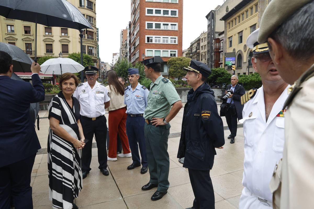 La ofrenda floral a Jovellanos en la plaza del Seis de agosto de Gijón, en imágenes