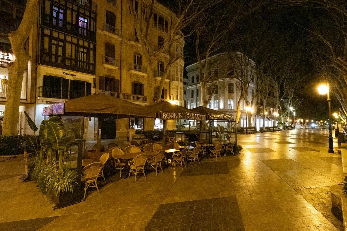 Una terraza en el Born sin retirar pasada la medianoche.