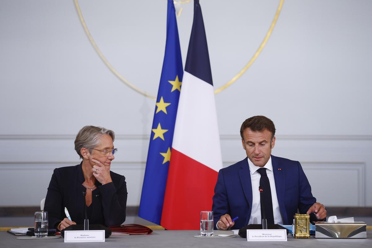 Paris (France), 19/07/2023.- French Prime Minister Elisabeth Borne (L) listens to the opening speech of French President Emmanuel Macron (R) prior to an Olympic and Paralympic Council one year ahead of the Paris games at the Elysee Palace in Paris, France, 19 July 2023. (Francia) EFE/EPA/YOAN VALAT / POOL