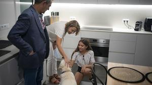 Los médicos Francisco Franco y Sílvia Durany, con su hija Júlia, en la cocina recién reformada de su piso de la calle de Còrsega.