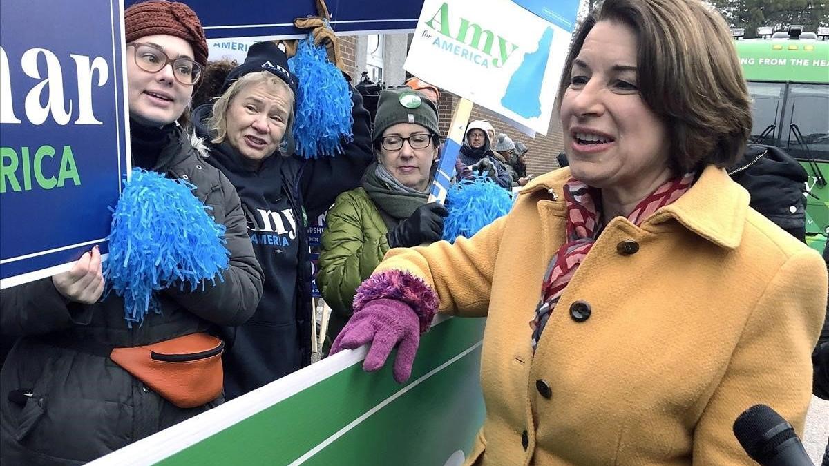 Amy Klobuchar, junto a varios de sus seguidores.