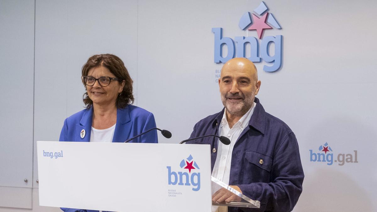 El diputado electo del BNG, Néstor Rego, acompañado por la senadora Carme da Silva.