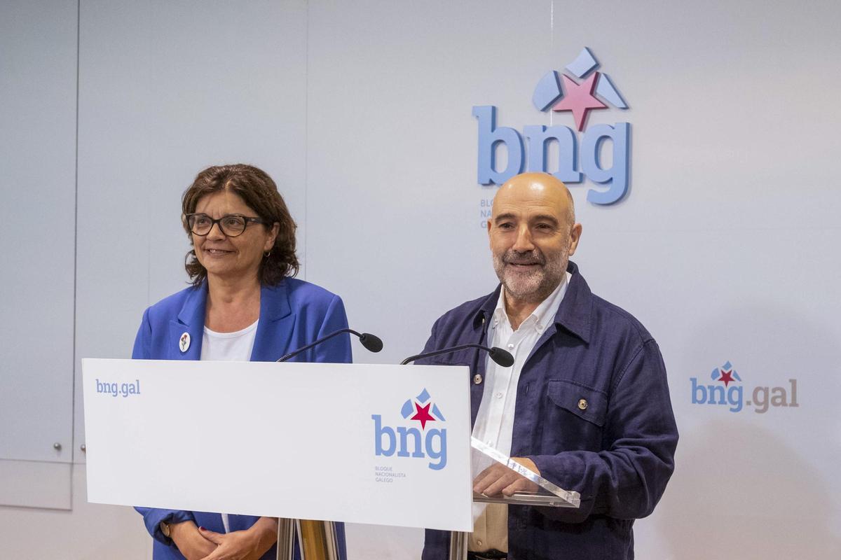 El diputado electo del BNG, Néstor Rego, acompañado por la senadora Carme da Silva.