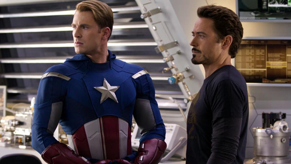 Robert Downey Jr. (derecha), junto a Chris Evans, en una escena de 'Los Vengadores'.