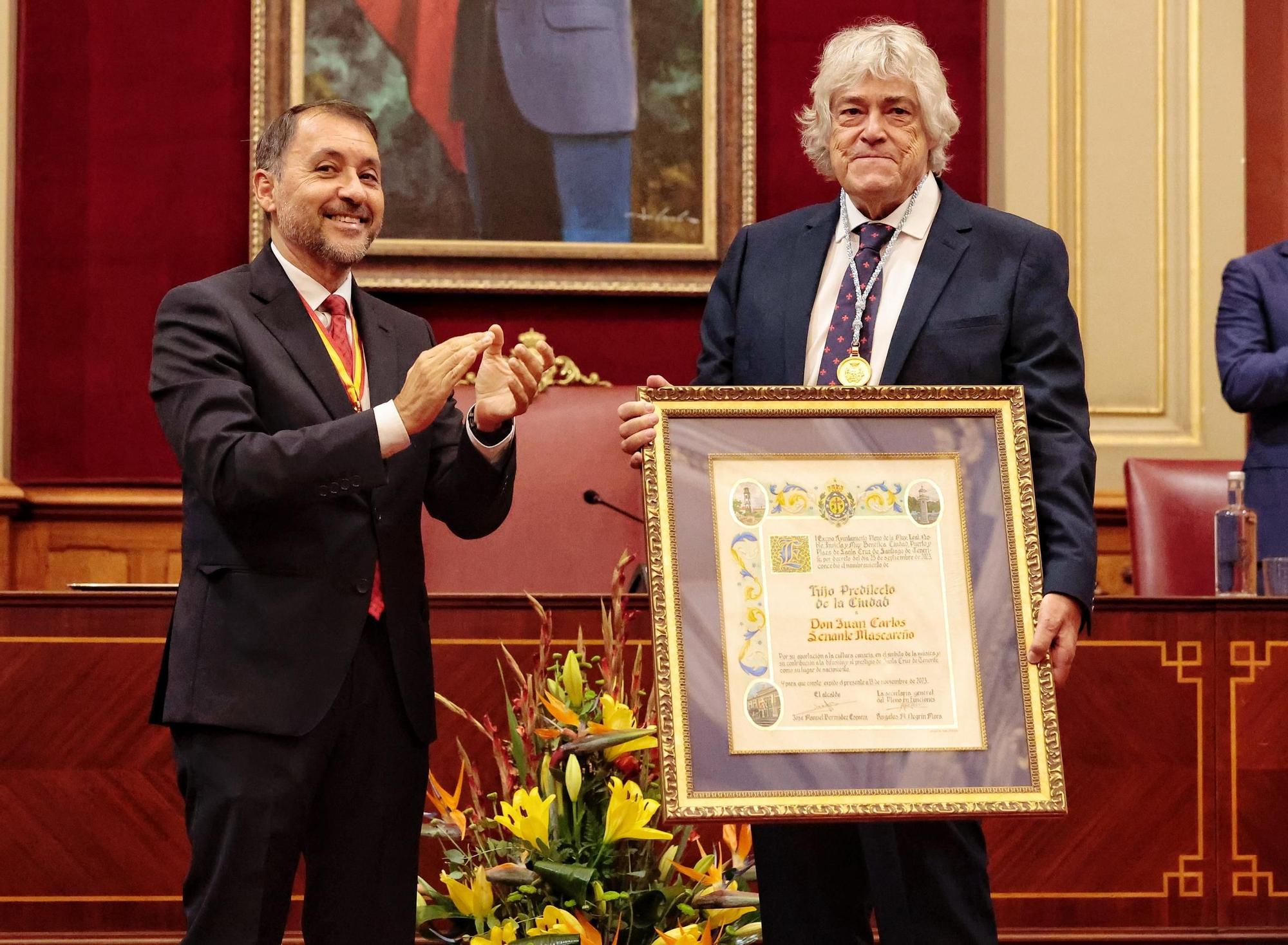 Entrega del título de Hijo Predilecto al cantante Caco Senante