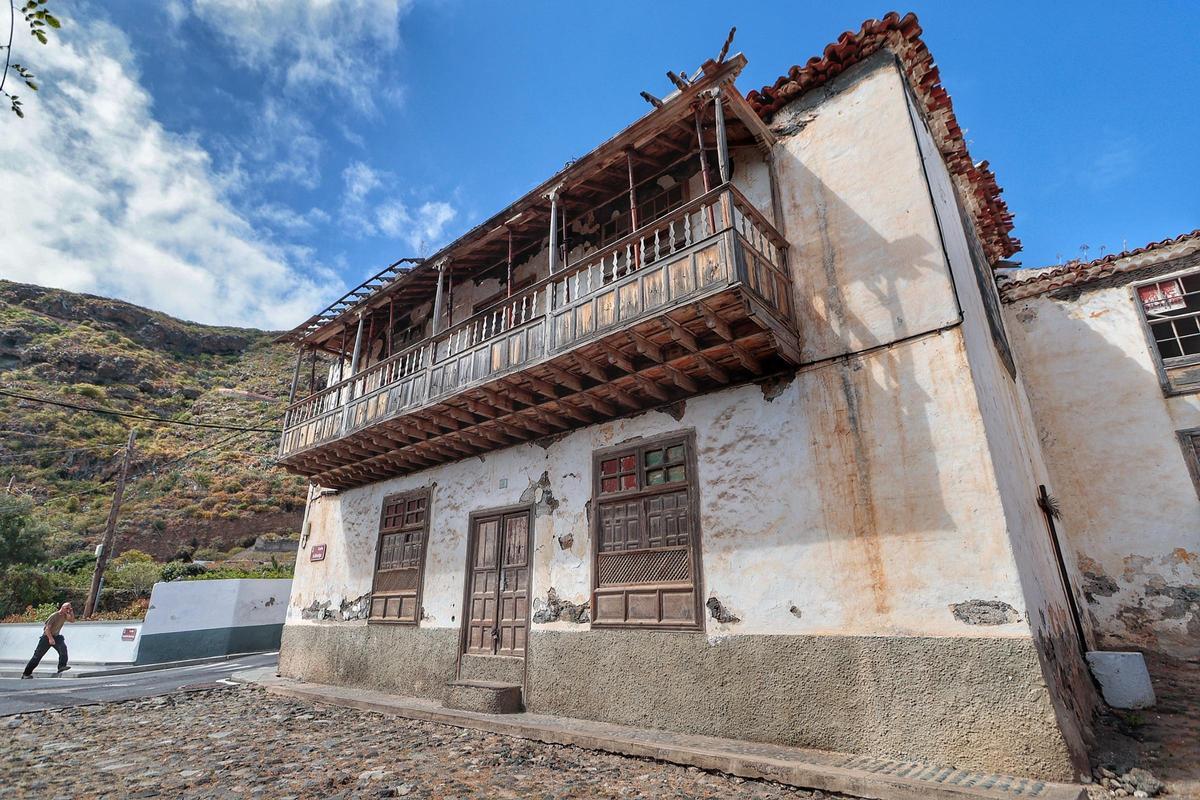 La entrada de la casona con un gran balcón