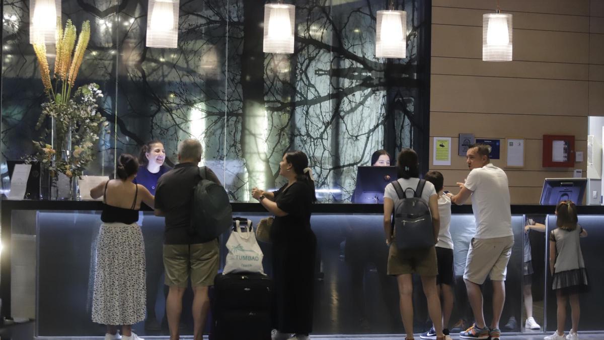 Un grupo de clientes, en la recepción de un hotel de la ciudad de Córdoba