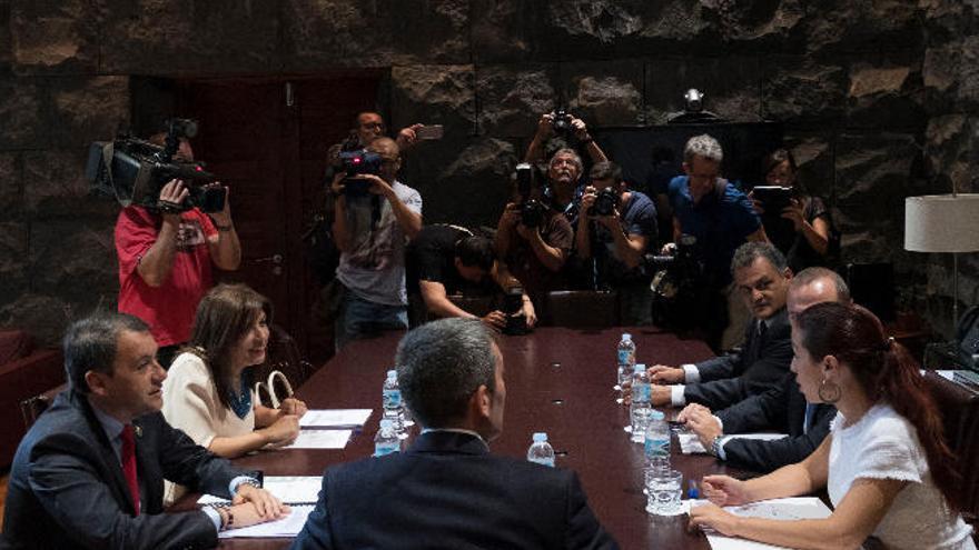 Desde la izquierda, José Manuel Bermúdez, Carmen Hernández, de espaldas Clavijo, a la derecha Patricia Hernández, Augusto Brito y José Alberto Díaz.