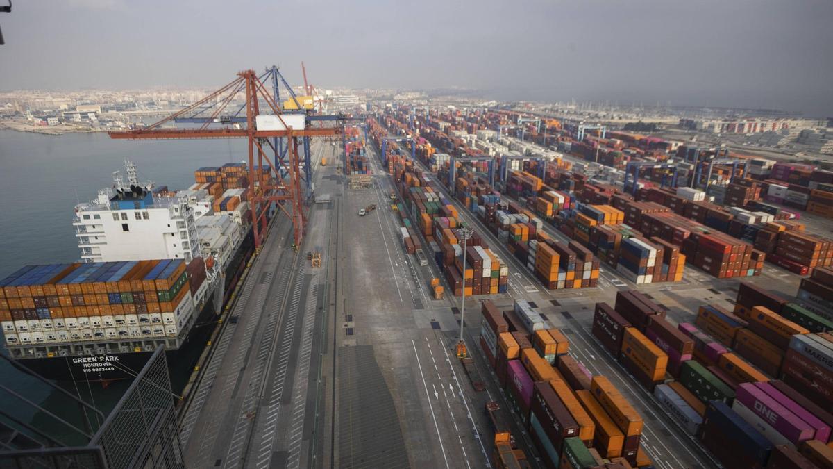El puerto de València es la principal vía de salida de la cerámica de Castellón que se vende en Estados Unidos.