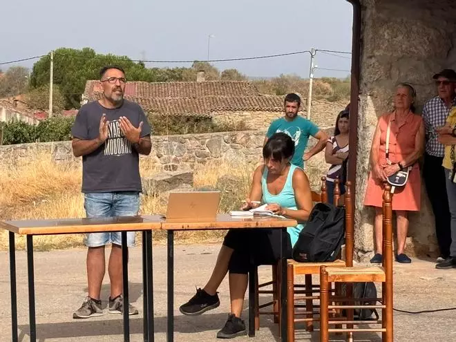 GALERÍA |  La plataforma "Sayago Renace" da sus primeros pasos tras el incendio