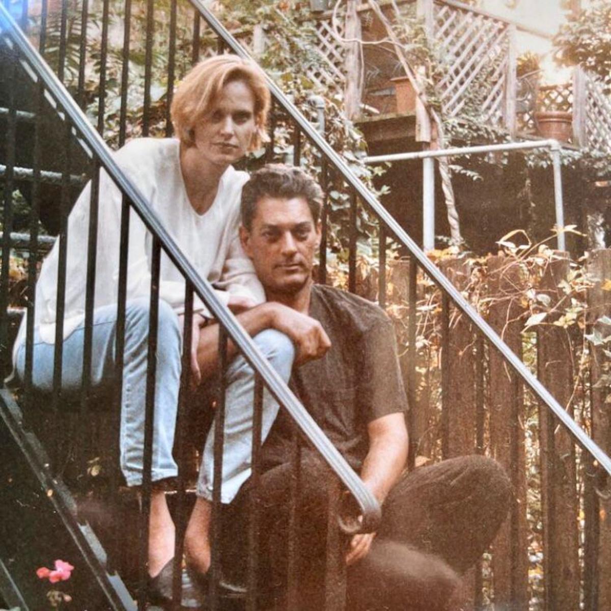 Siri Hustvedt y Paul Auster, fotografiados hace años en las escaleras de su casa de Brooklyn (Nueva York)
