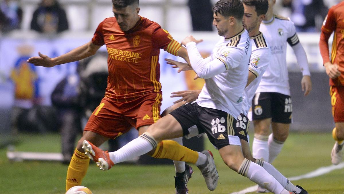 Zapater controla un balón ante la presión de un jugador del Burgos.