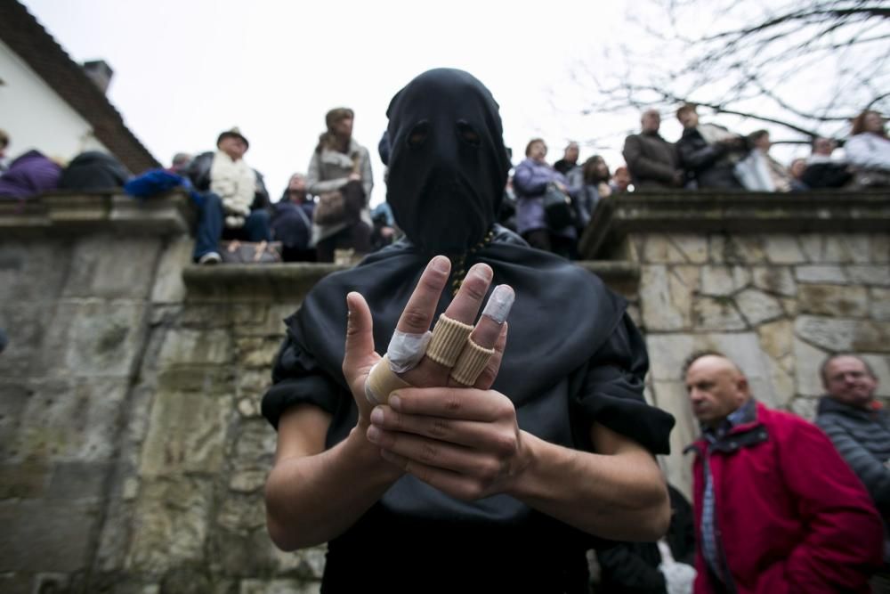 Desenclavo y procesión del Santo Entierro en Avillés