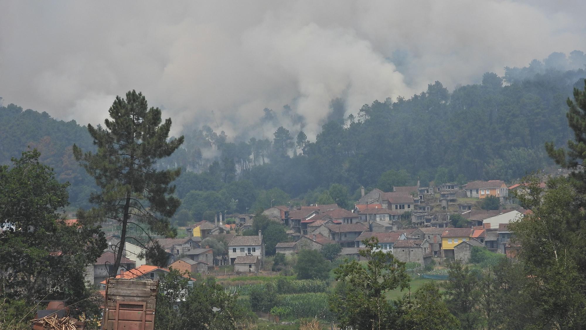 Activos tres incendios en la zona cero de la ola de calor en Galicia