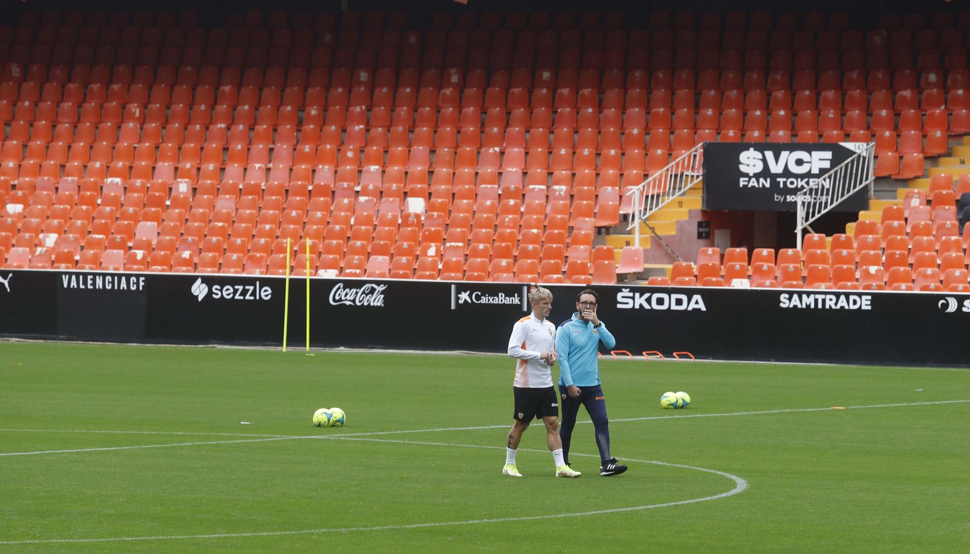 El Valencia entrena en Mestalla antes del partido frente al Villarreal