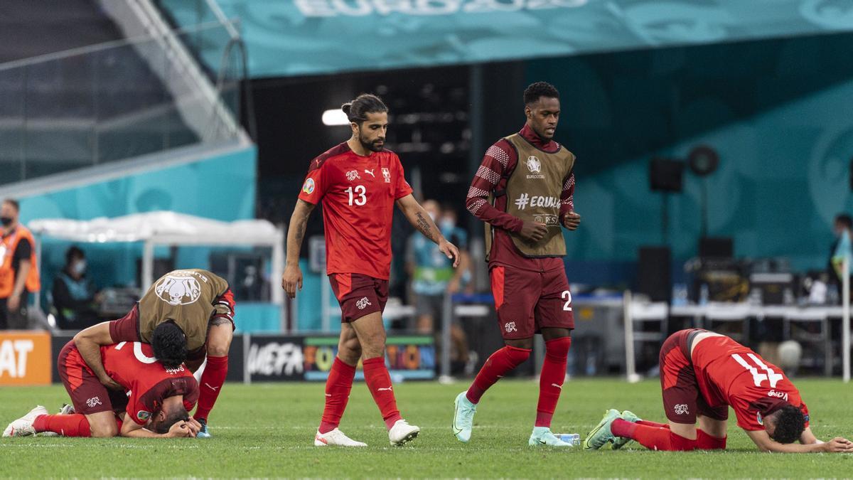 Schär y Vargas, desolados en el suelo, por haber fallado sus penaltis.