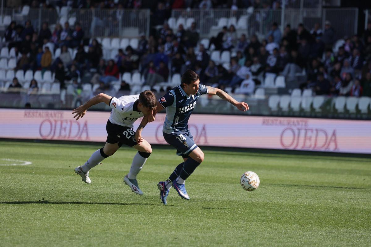 Sergi Guardiola, durante una acción en el encuentro ante el Burgos en El Plantío.